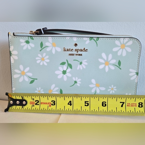 Kate Spade Lucy Day Tripper Daisy Medium L-Zip Wristlet NWT - Picture 7 of 9